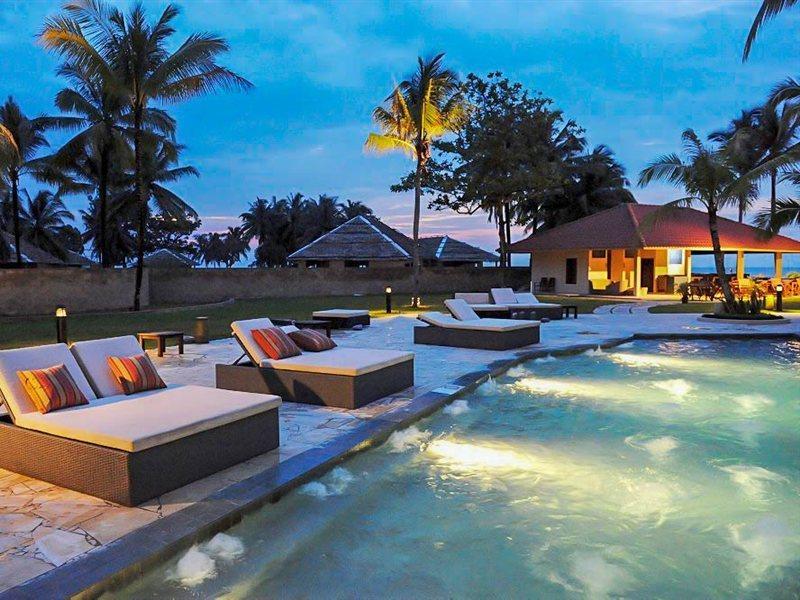 Damai Puri Resort & Spa Kuching Eksteriør bilde The swimming pool at the resort