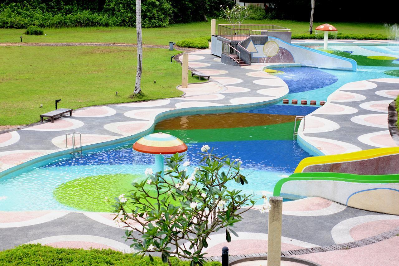 Damai Puri Resort & Spa Kuching Eksteriør bilde The park's artificial river