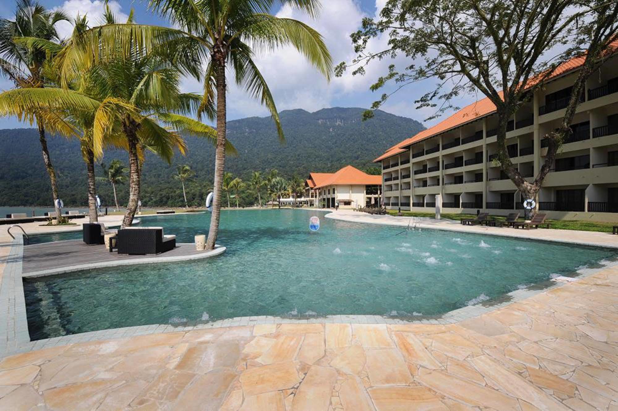 Damai Puri Resort & Spa Kuching Eksteriør bilde The swimming pool at the resort
