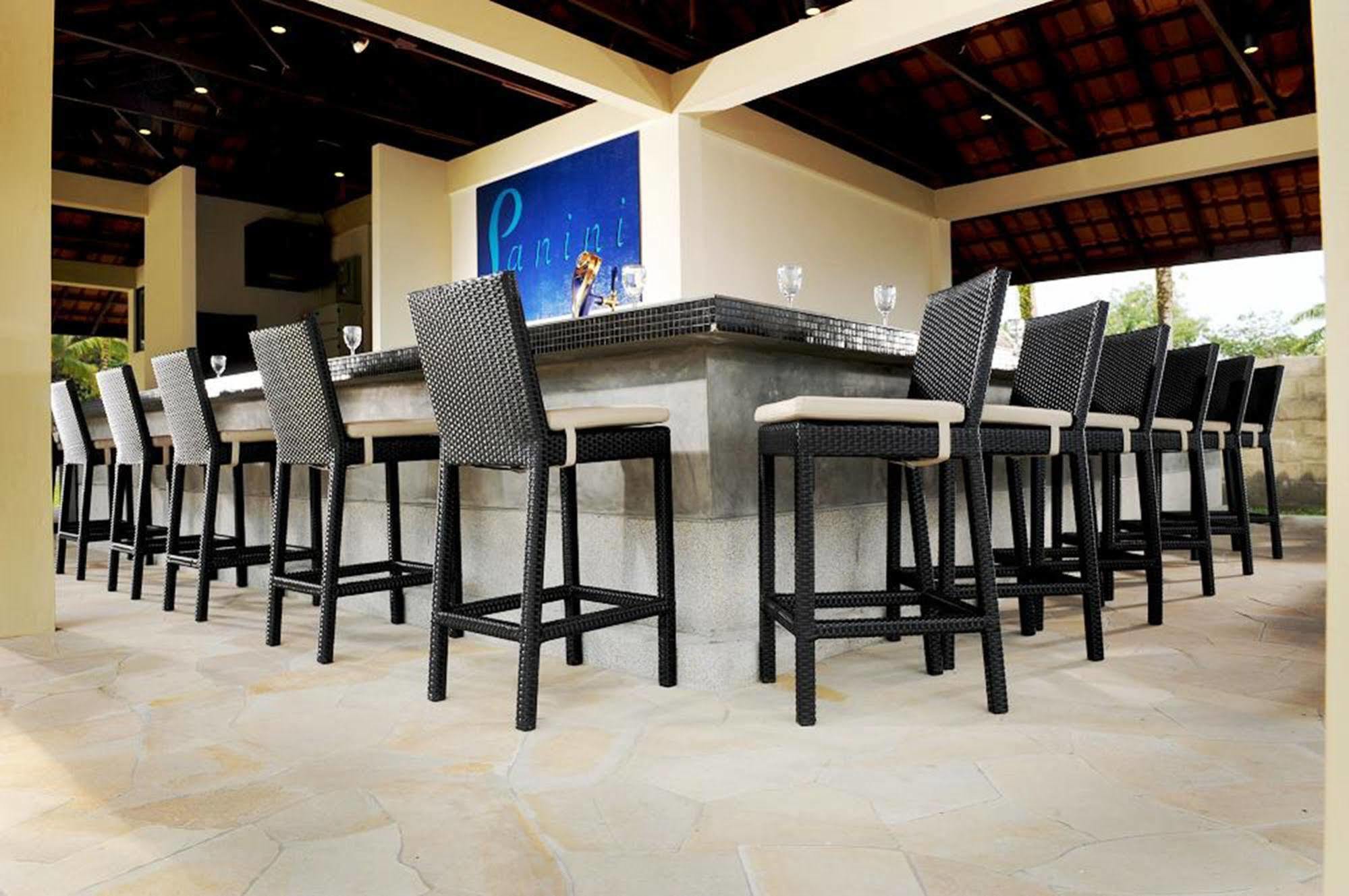 Damai Puri Resort & Spa Kuching Eksteriør bilde The bar at the pool