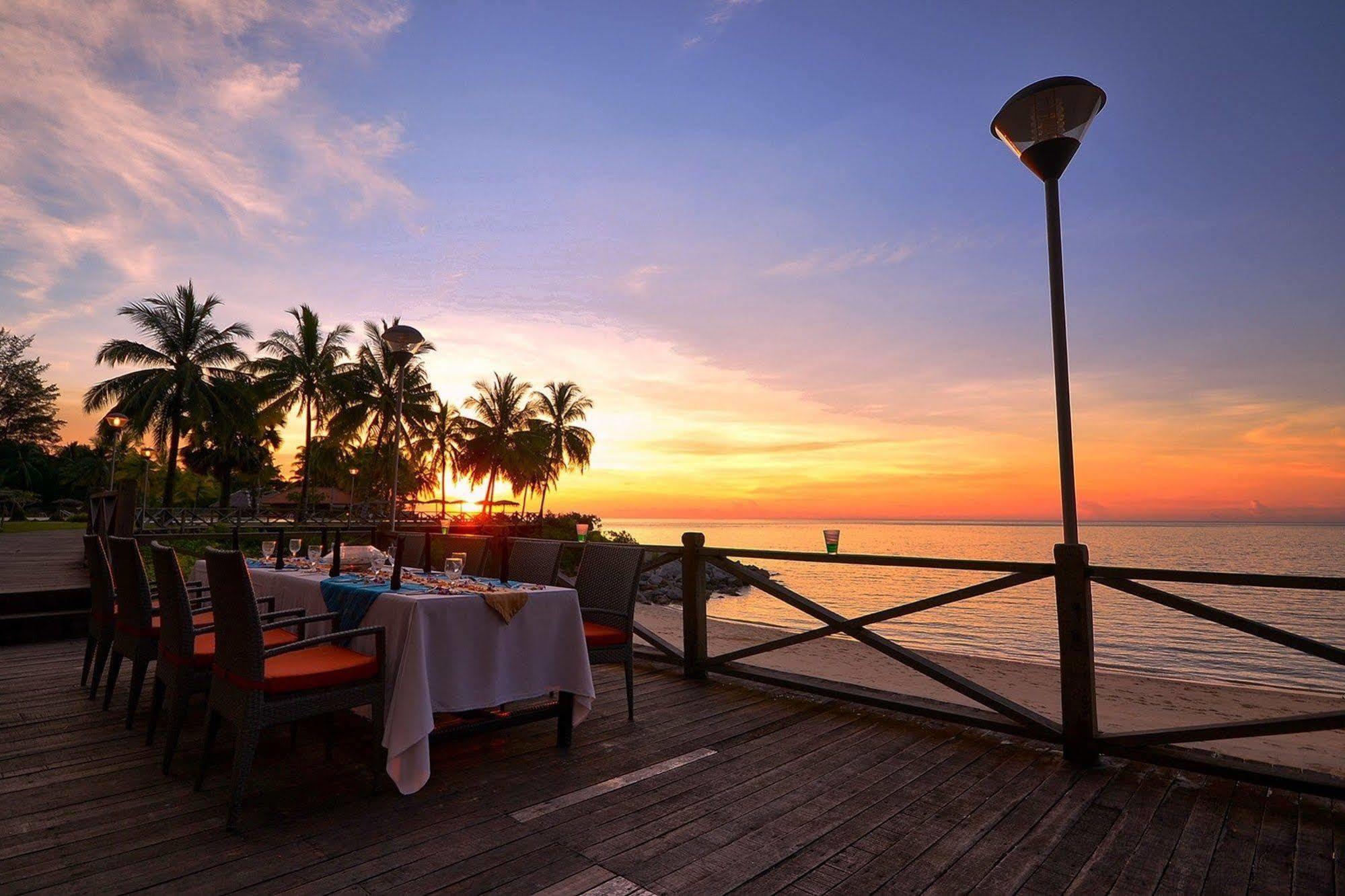 Damai Puri Resort & Spa Kuching Eksteriør bilde Sunset at the beach
